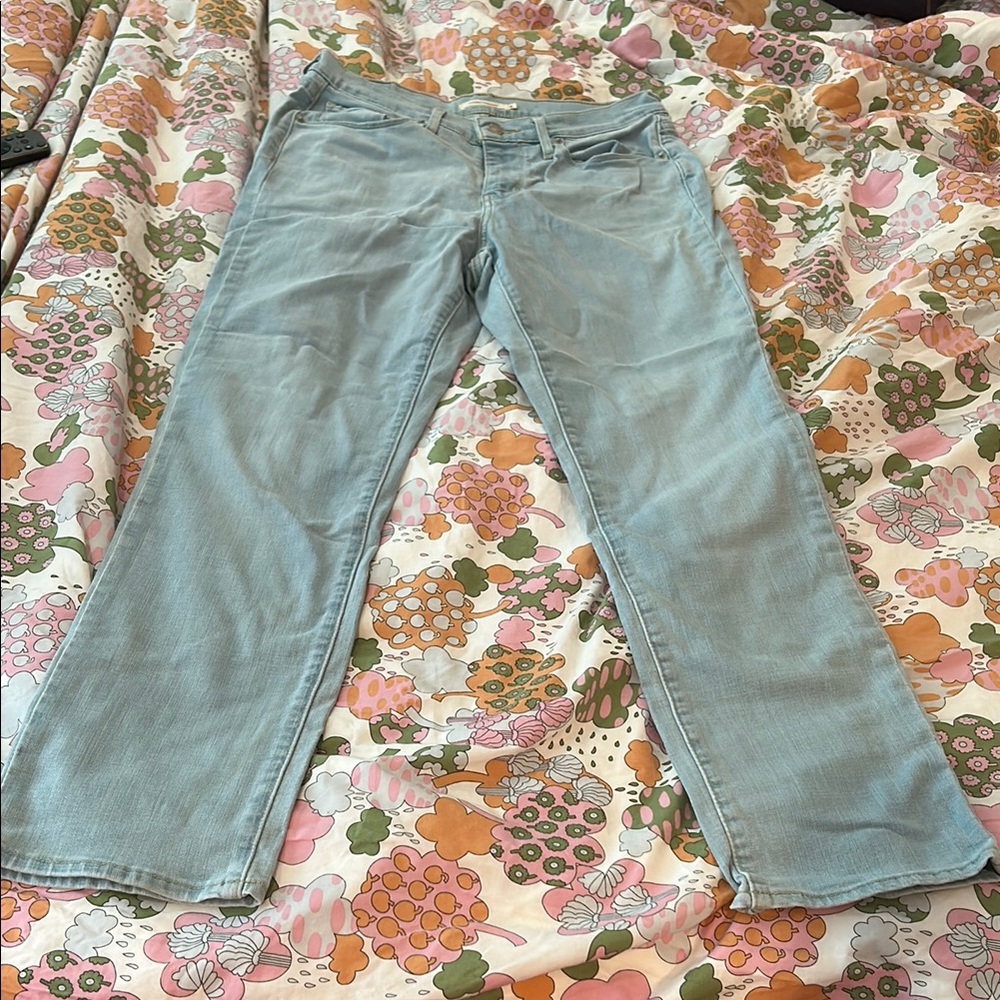 Levi NWOT Classic Straight Jeans Light Blue. Size 8